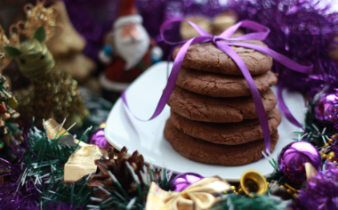 2020-12-22 17_41_03-crinkles with purple ribbon on white ceramic saucer photo – Free Christmas Image